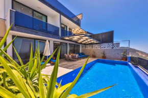 Deniz Manzaralı Havuzlu Villa Kardelen
